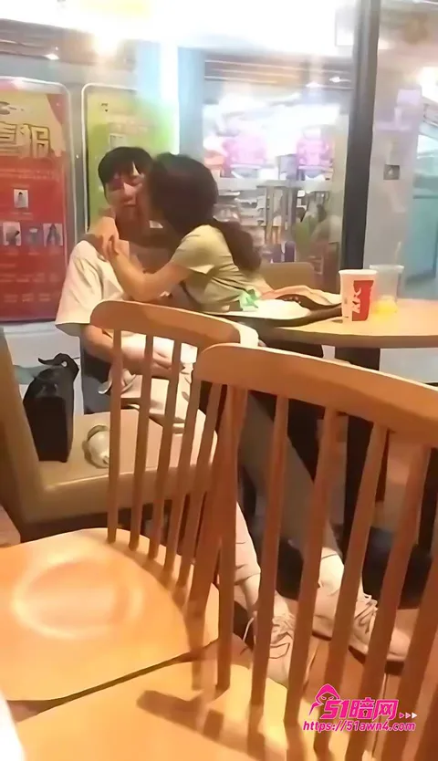 两个妹子亲嘴 饭馆餐桌上淫乱行为甄选 当众接吻扒奶罩 两个妹子亲嘴