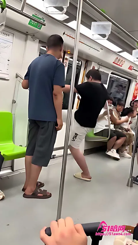 人员在车厢内聚集 南京地铁3号线 少年情绪失控 拉紧急制 人员在车厢内聚集