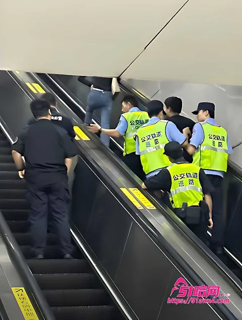 正文配图3 南京地铁3号线 少年情绪失控 拉紧急制 正文配图3