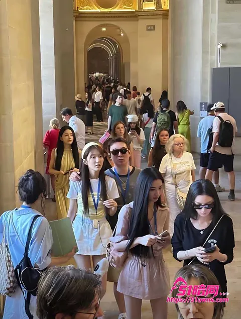 王思聪现身国外身边围着好几个妹子2 网络多年不见 王思聪 现身国外 卢浮宫 王思聪现身国外身边围着好几个妹子2
